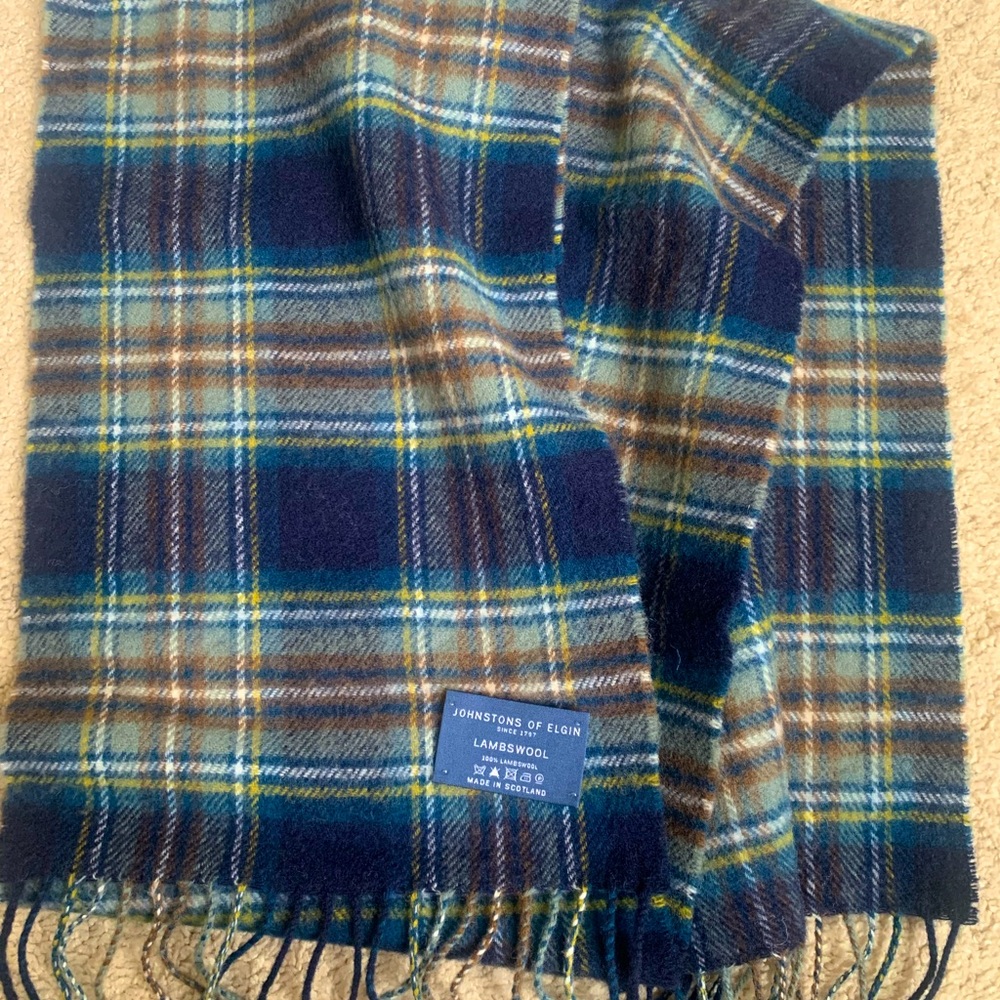 Johnstons of Elgin wool scarf. Made in Scotland. NWOT.